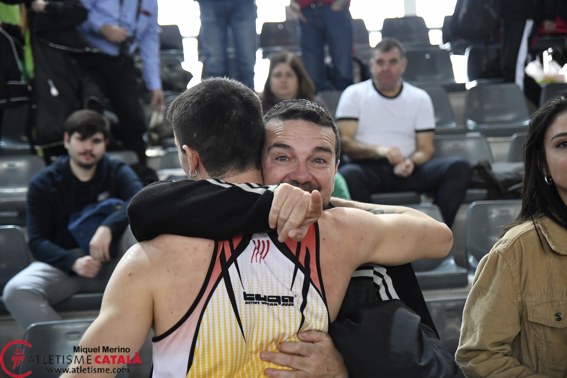 Encuentro entre deportista y entrenador durante una competición de atletismo