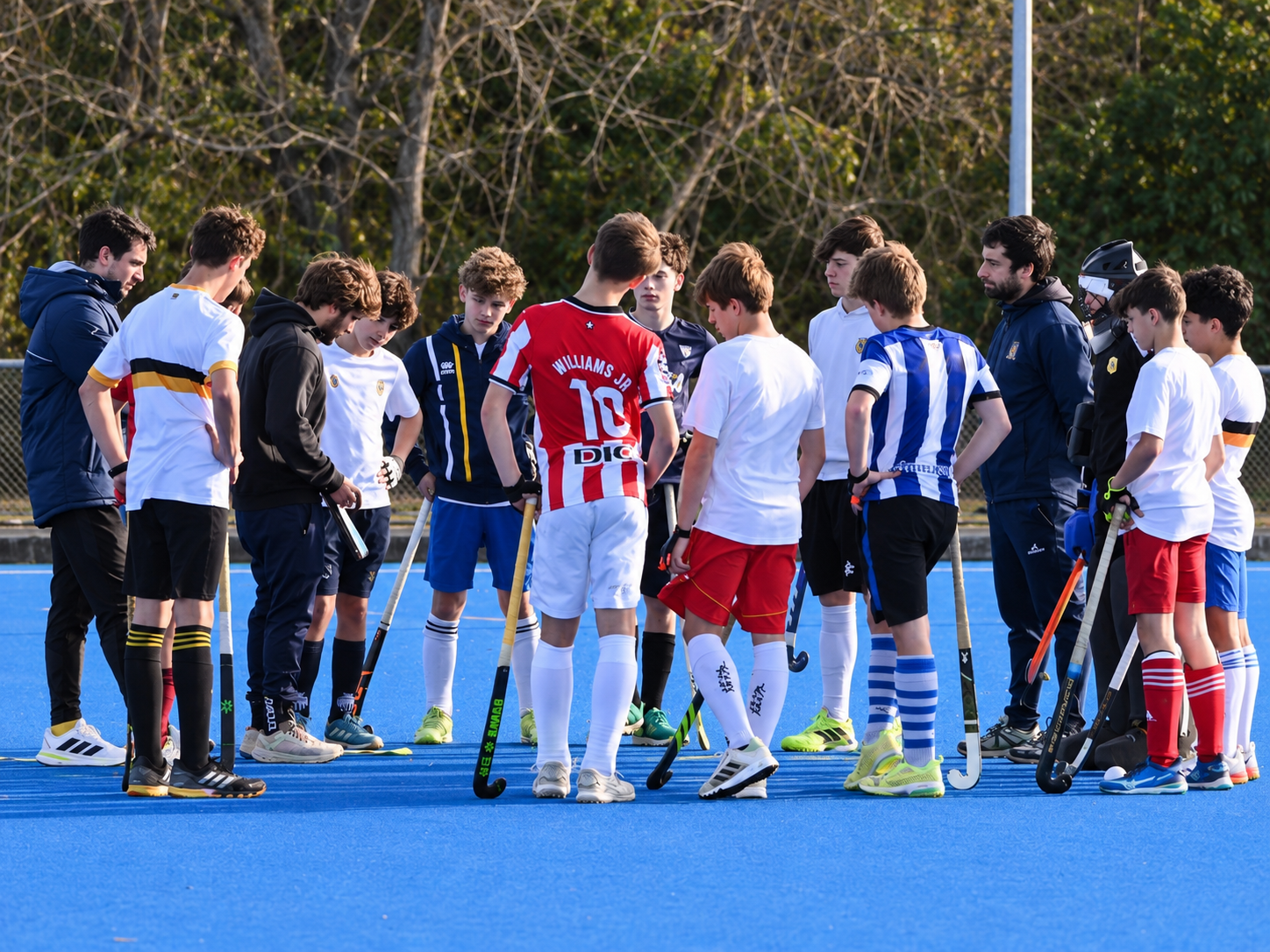 Equipo de hockey reunido durante una actividad deportiva