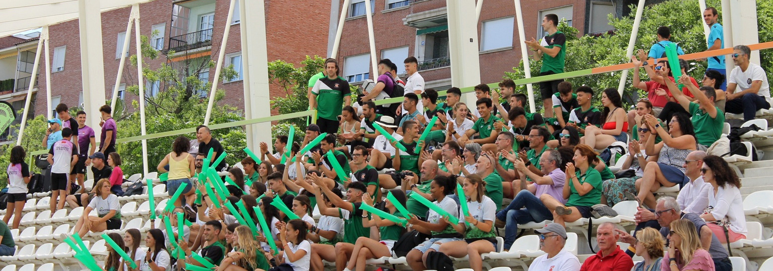 Familias y aficionados animando durante una competición deportiva