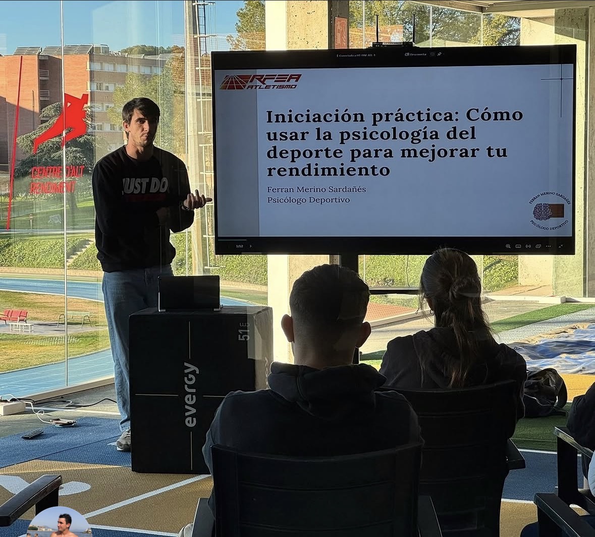 Ferran Merino impartiendo una formación de psicología deportiva